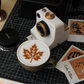 ☕50% RABATT NU!! ✨Retro kaffekonstkamera – Mekanisk latte-schablonpress